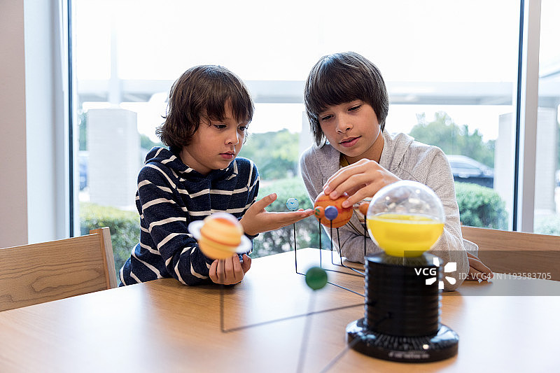 男生学习太阳系图片素材