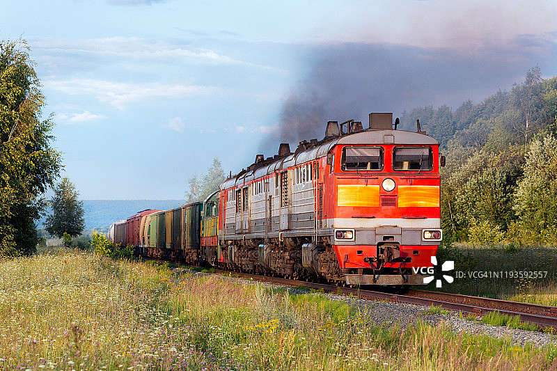 强劲内燃机车牵引重型货运列车图片素材