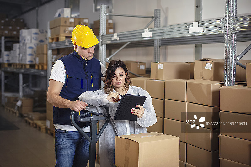 工厂仓库工人图片素材