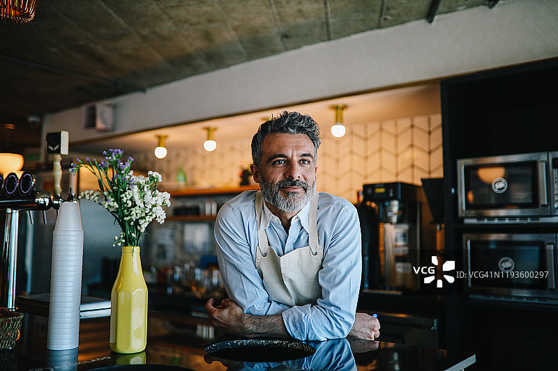 调酒师靠在吧台上图片素材