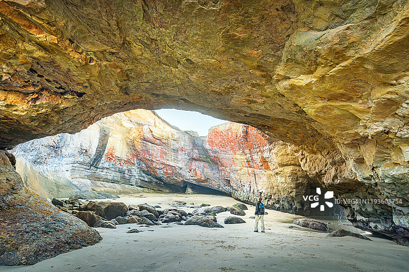 在美国俄勒冈州魔鬼大锅州立公园的徒步旅行者图片素材