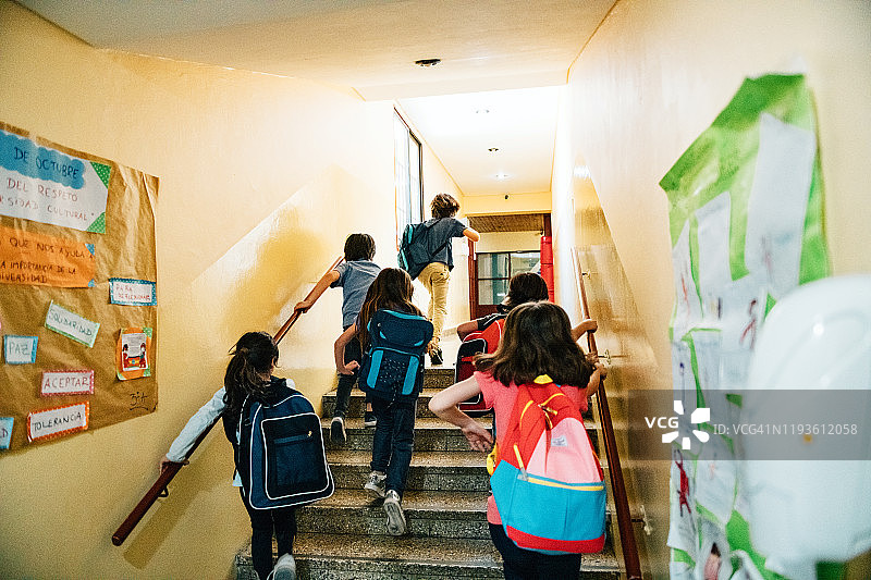 一群小学生去上课图片素材