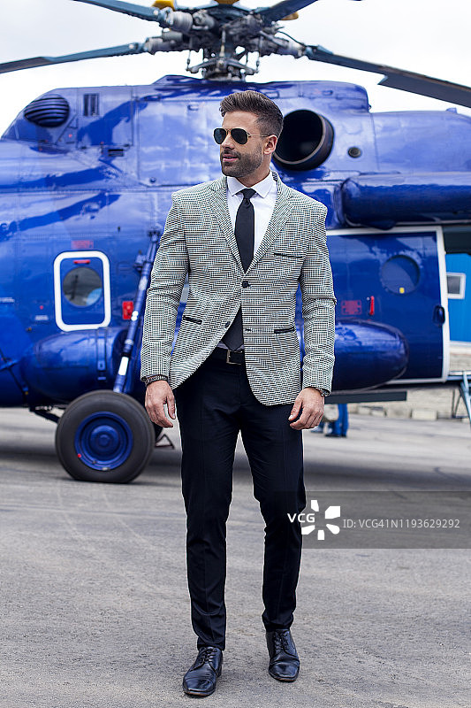 站在直升机旁的男人图片素材