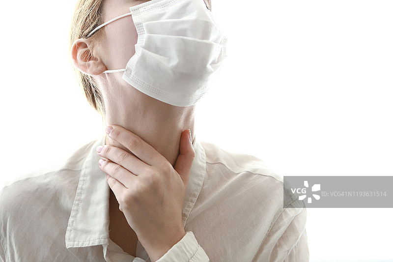 戴着口罩、嗓子疼的年轻女人图片素材