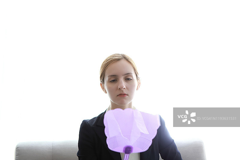 拿着苍蝇拍的女人图片素材