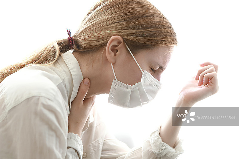 戴口罩咳嗽的女人图片素材