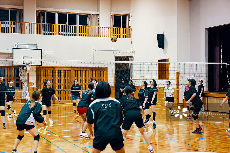 在社区联赛中一起打排球的各年龄段妇女图片素材