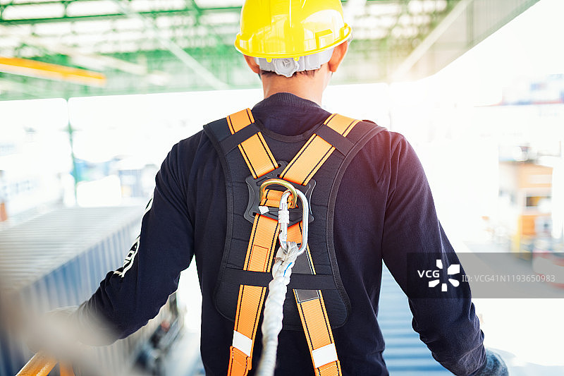 集装箱堆场中操作员的安全设备高速运行特写图片素材