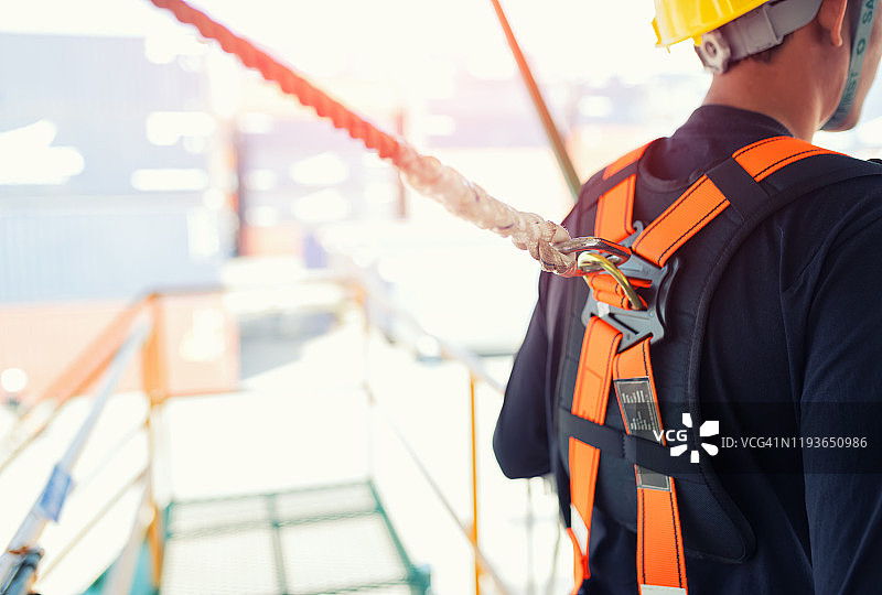 集装箱堆场中操作员的安全设备高速运行特写图片素材