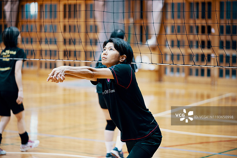 为社区排球队练习的妇女图片素材