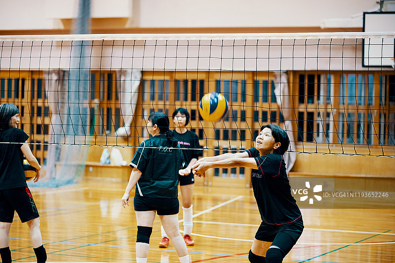 为社区排球队练习的妇女图片素材