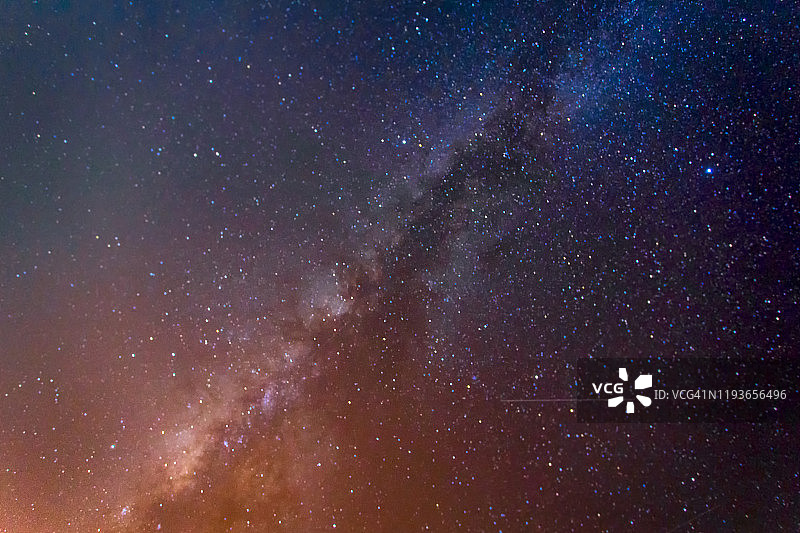 宇宙中的银河系、星星和宇宙尘埃图片素材