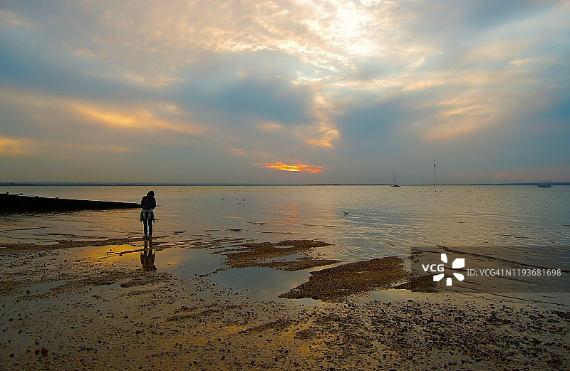 英国肯特郡福克斯通港的剪影人群图片素材