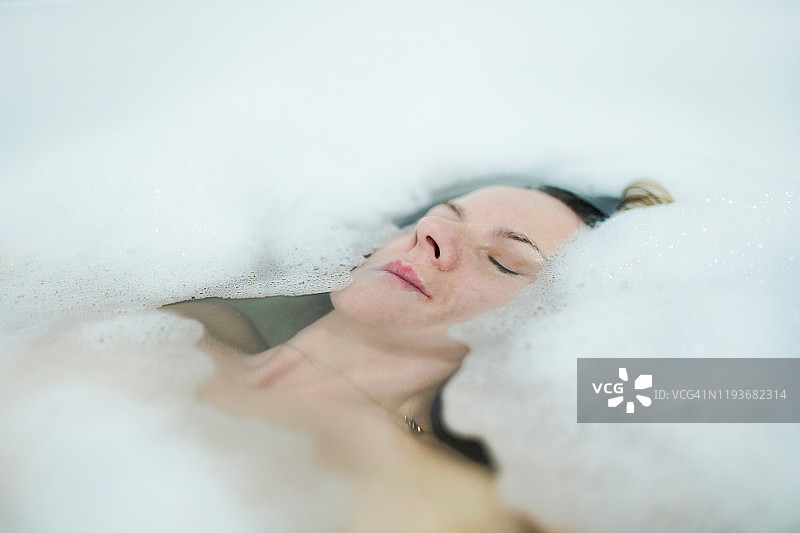 浴缸中沐浴的女人肖像图片素材