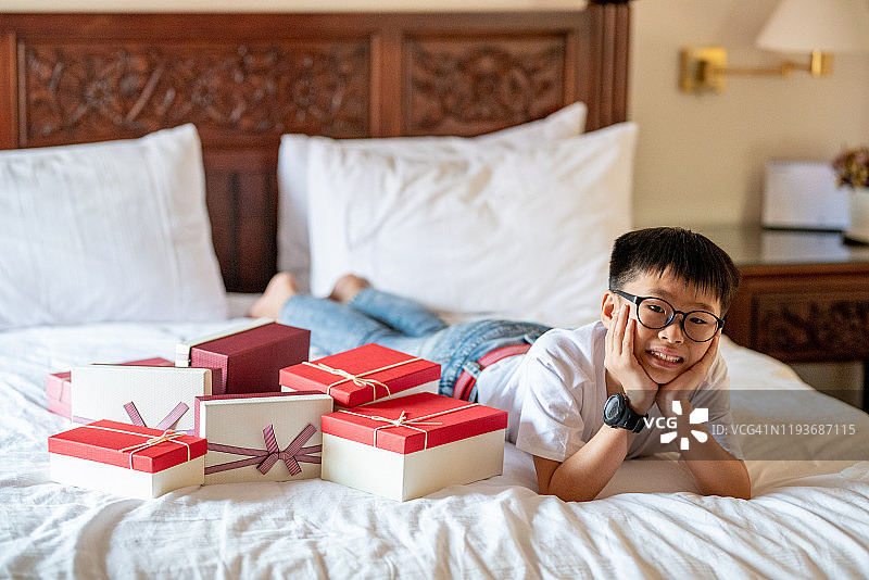 快乐微笑的男孩和他的礼物图片素材