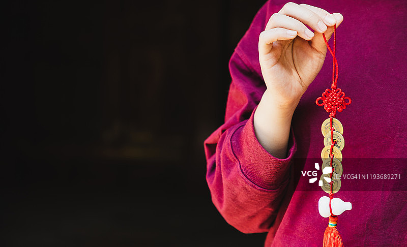 中国新年庆祝活动 - 女人拿着风水饰品图片素材
