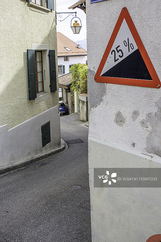 拉沃葡萄园丘陵区埃佩塞斯村的陡峭狭窄街道图片素材