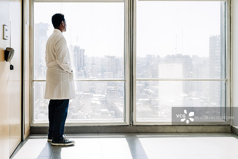 医生在医院隔窗而望图片素材