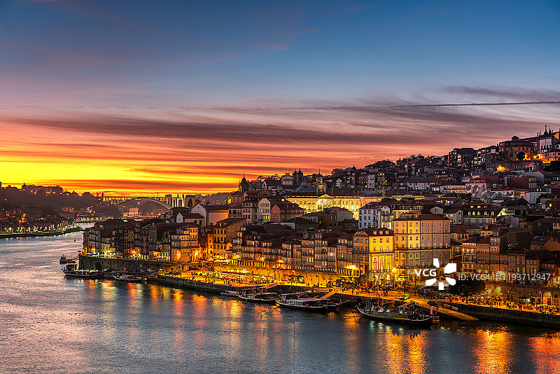 葡萄牙波尔图里贝拉和杜罗河日落美景图片素材