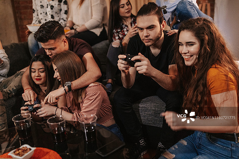 朋友们在家中玩耍，其乐融融。图片素材