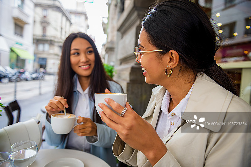 两个女孩在意大利的咖啡馆图片素材