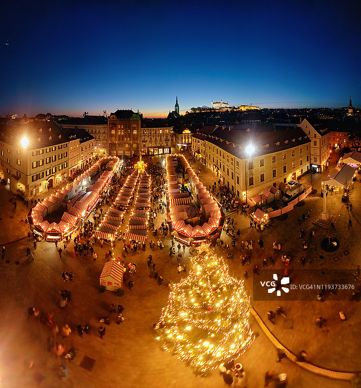斯洛伐克布拉迪斯拉发老城主广场圣诞市场夜间航拍全景图片素材