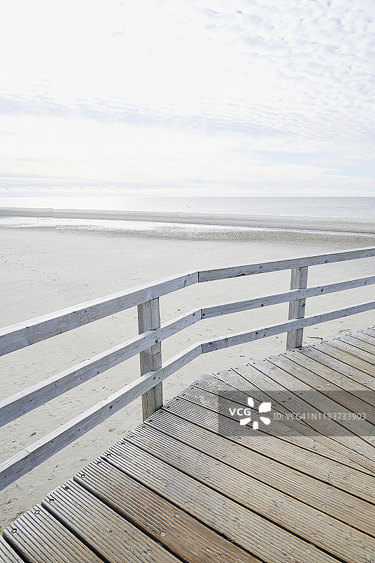 海滩码头眺望海天景色图片素材