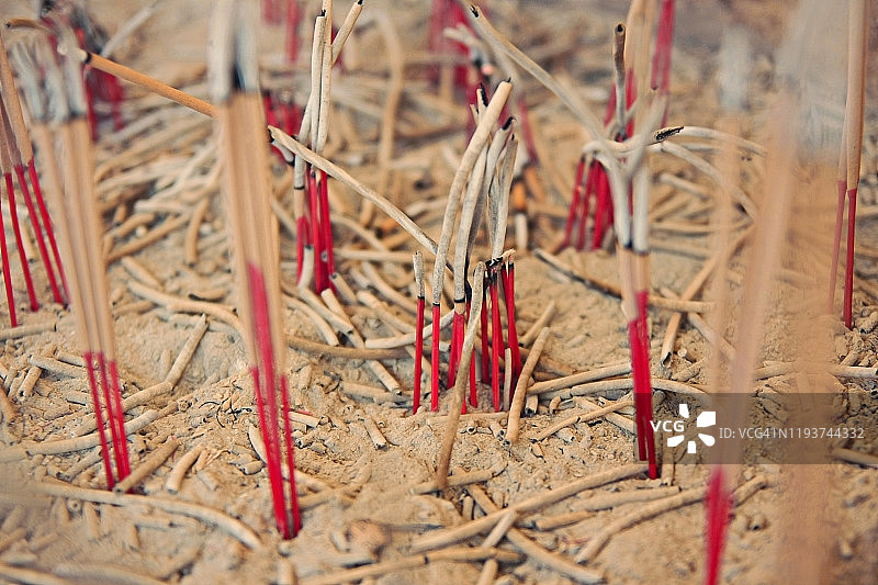 吉隆坡天后宫内烧香，马来西亚旅游图片素材