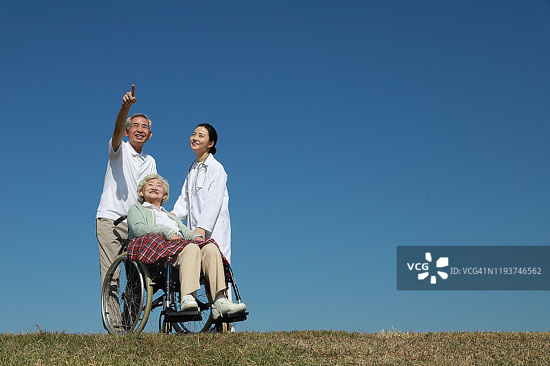 医生和老年夫妇在户外眺望远方图片素材