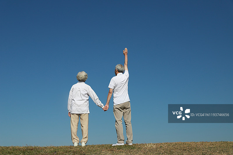 户外手牵手的老年夫妇图片素材