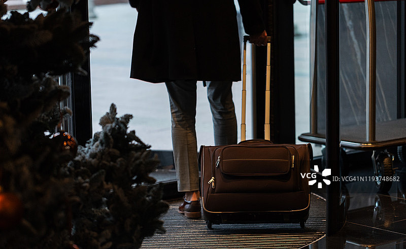带行李离开酒店的商人图片素材