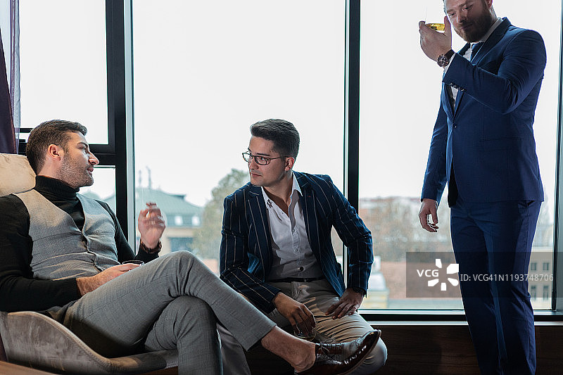 成功后男人喝威士忌图片素材