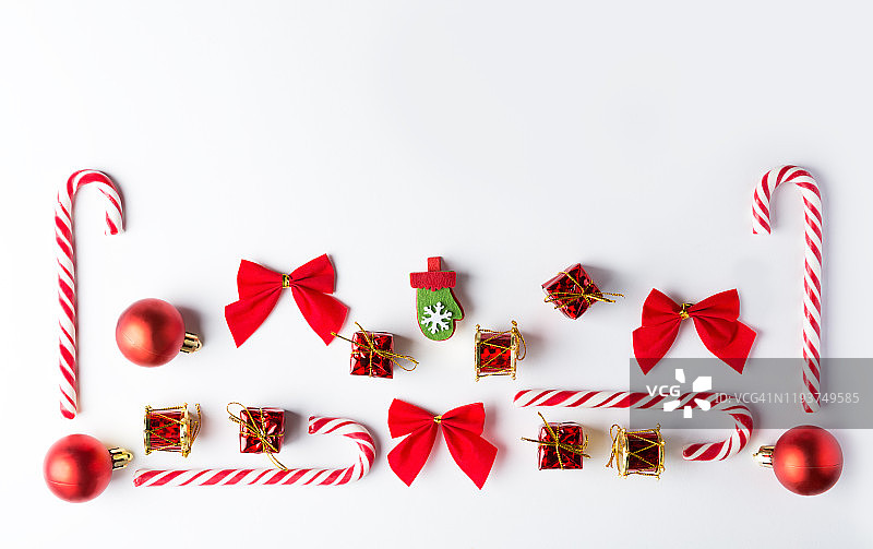 圣诞节礼品盒、彩球和糖果手杖套装图片素材