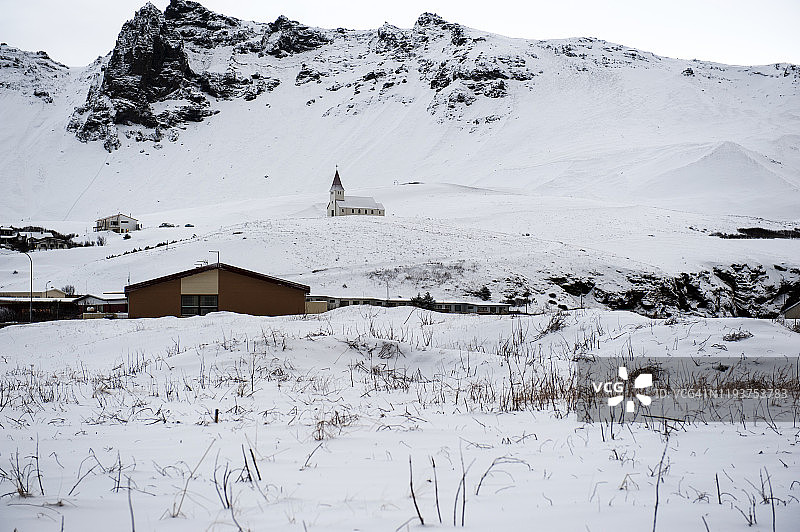 冰岛南部维克镇的教堂与冬季景观图片素材