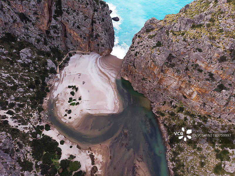 马略卡岛岩石之间迷人海滩的鸟瞰图图片素材