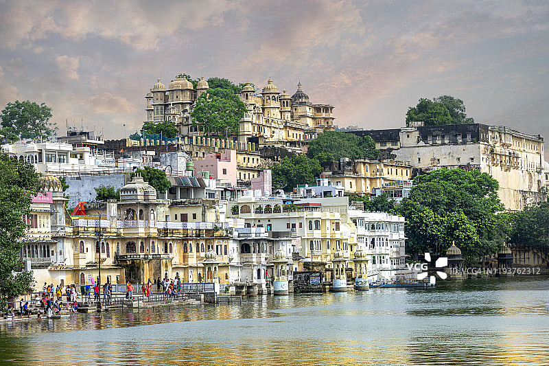印度拉贾斯坦邦乌代布尔：皮丘拉湖和城市宫殿全景图片素材