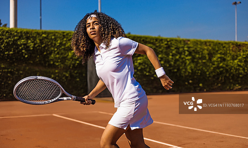 球场上美丽的黑人网球女运动员图片素材