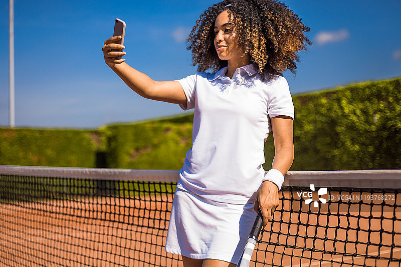 球场上美丽的黑人网球女运动员图片素材