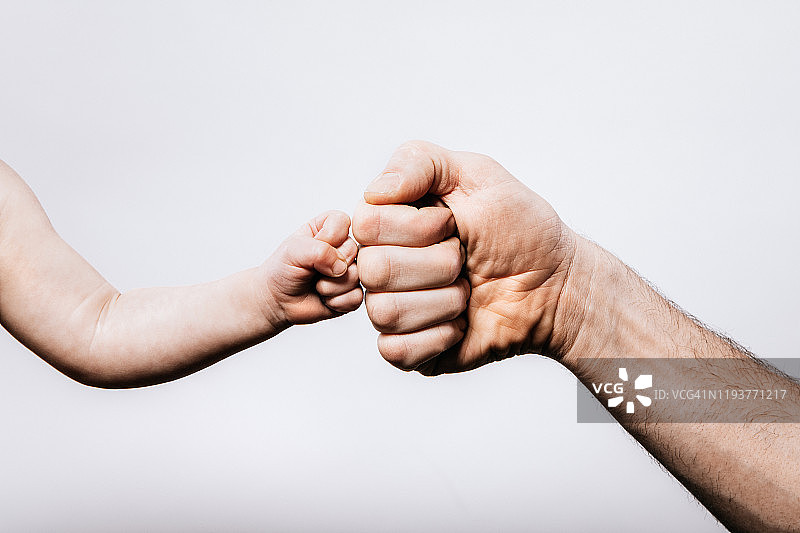 婴儿与父亲的手碰拳图片素材