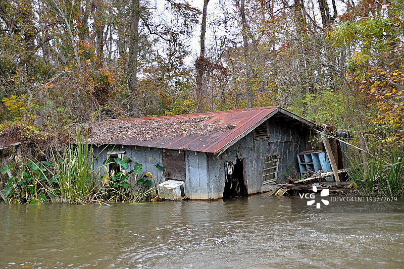 河岸边的废弃房屋图片素材