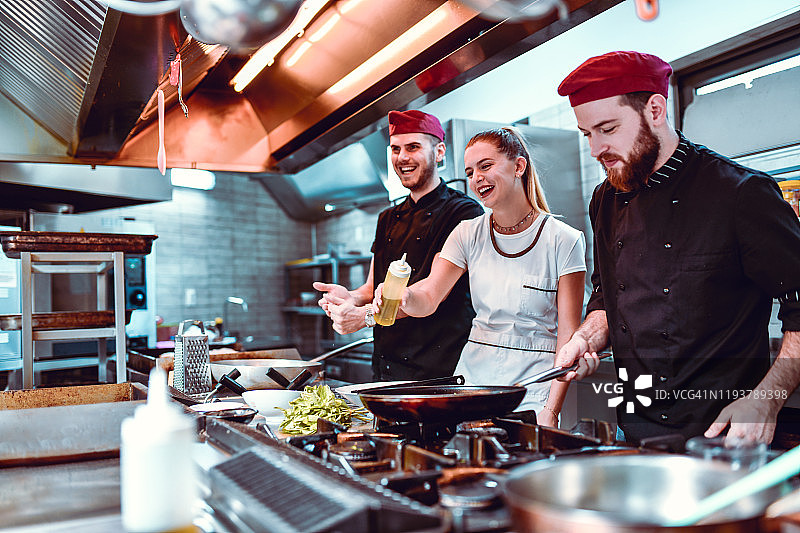在厨房准备饭菜时大笑的女子图片素材