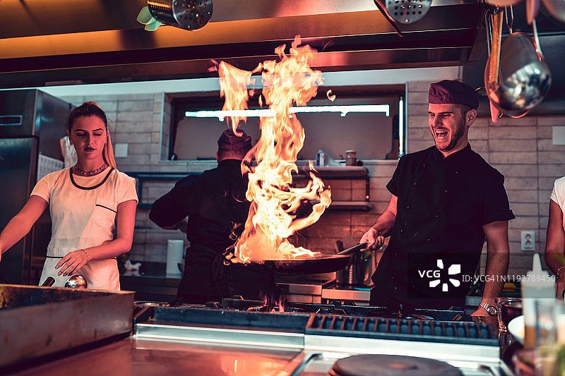 现代厨房中的火焰烹饪图片素材