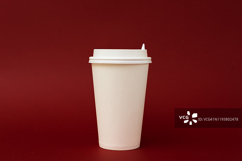 彩色纸背景上的外卖咖啡杯图片素材