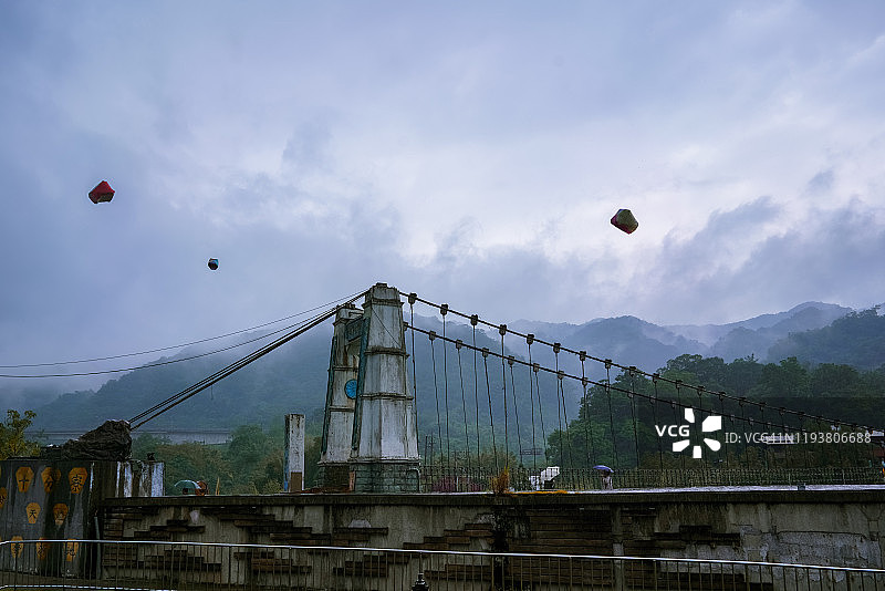 十分老街的老桥和孔明灯图片素材