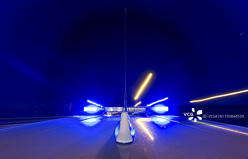 警车顶部的警灯图片素材