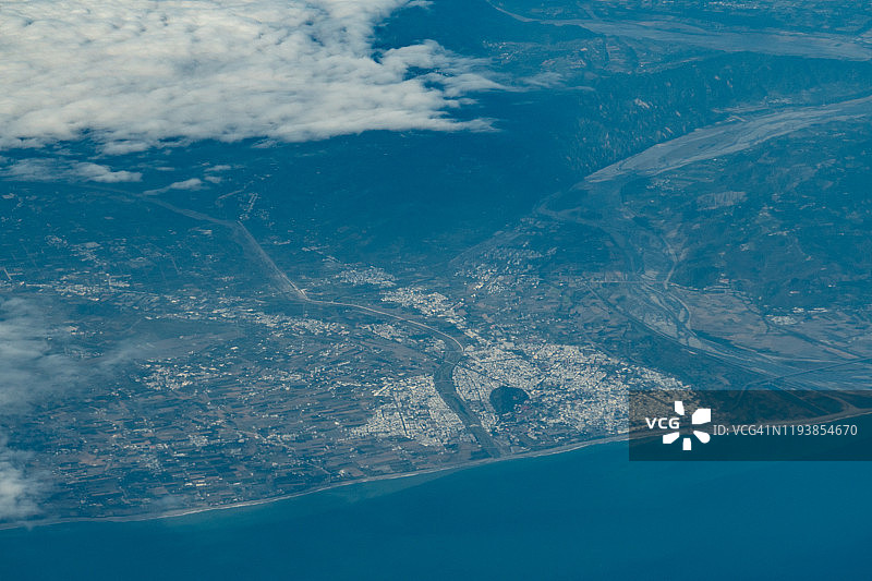 从飞机上俯瞰中国台湾台东市和太平洋图片素材