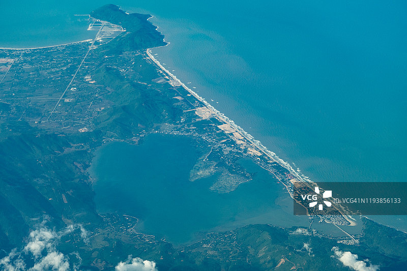 从飞机上俯瞰越南承天顺化省的南海和浪姑海滩图片素材