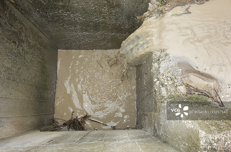 用于转移雨水的路边混凝土排水沟图片素材