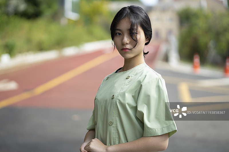 户外站立的护士肖像图片素材