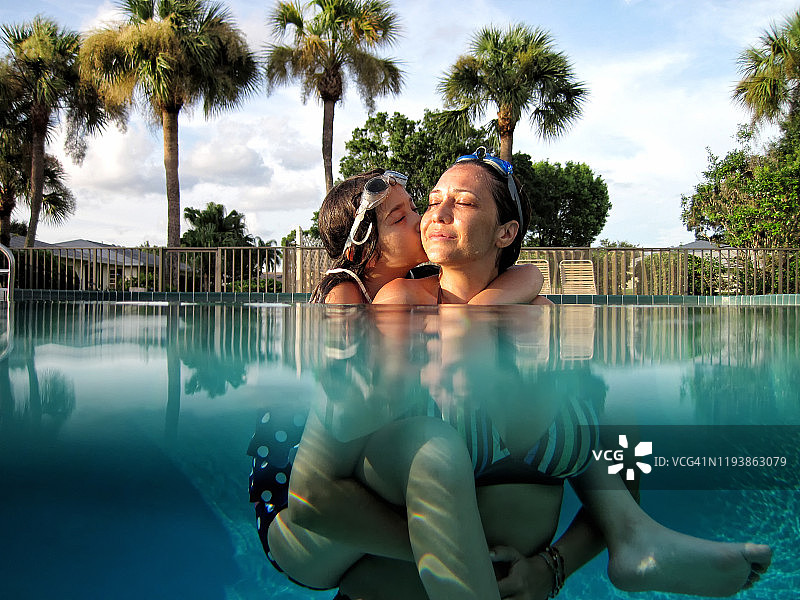 母女在游泳池里嬉戏图片素材